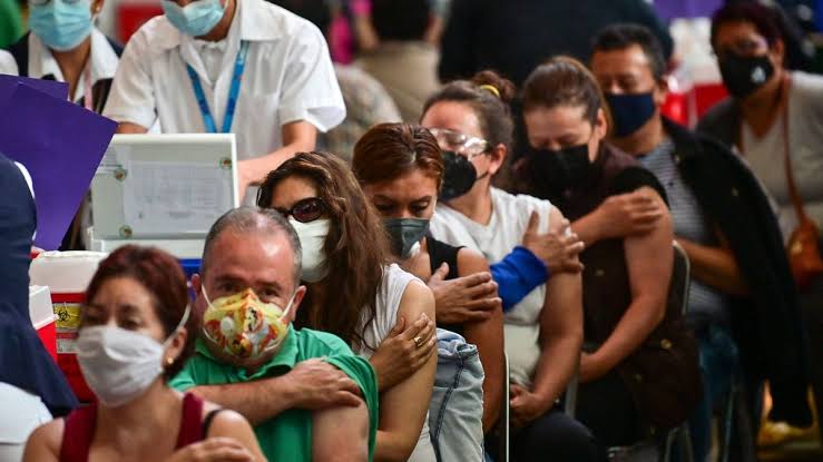 Variante Delta se transmite entre vacunados, según informe