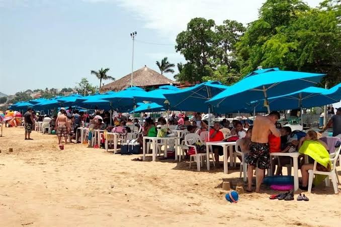 Turistas son desalojados de Acapulco para evitar contagios COVID