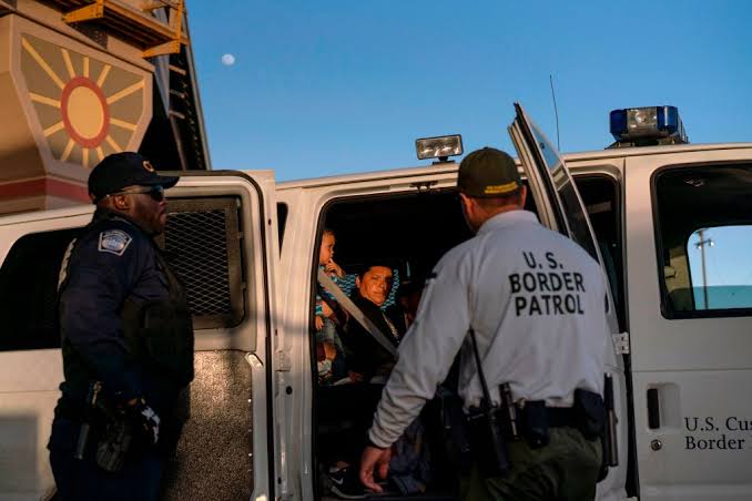 Texas demanda a EU por deportación de migrantes