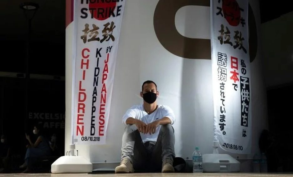 Francés protesta con huelga de hambre en Tokio por no poder ver a sus hijos