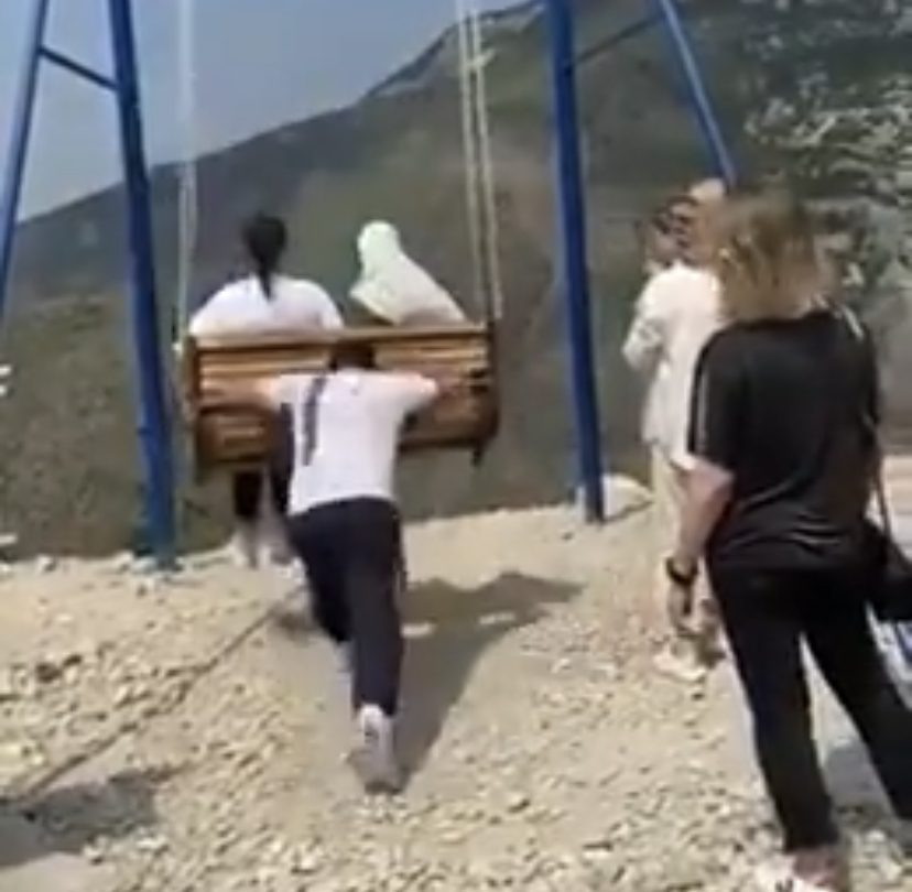 Mujeres caen de columpio a precipicio de 1,500 mts #VIDEO