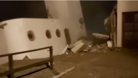 Casa se derrumba por fuerte oleaje en Argentina #VIDEO