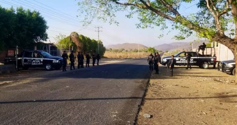 Solución a conflicto en Aguililla es que venga el presidente: padre Gilberto Vergara