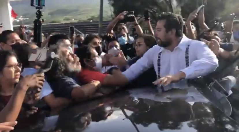 AMLO es recibido con protestas en Guerrero