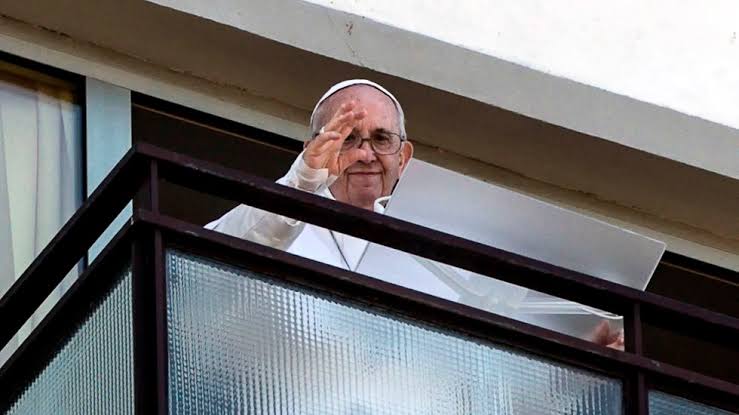 Papa Francisco reaparece en público desde ventana de hospital