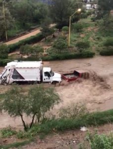 Tormentas en Nogales dejan un muerto y arrastran autos #VIDEO