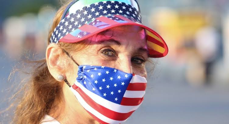 EU analiza volver a pedir cubrebocas en vacunados