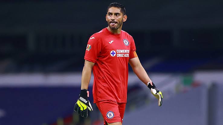 Jesús Corona sufre fractura de mano derecha, estará fuera 8 semanas