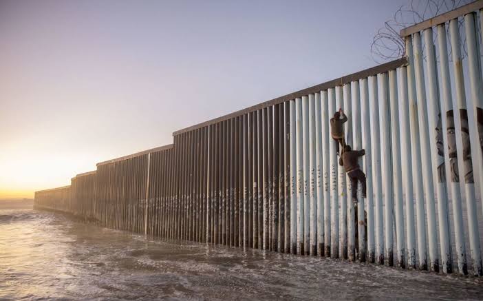 Texas demanda a Joe Biden por frenar muro fronterizo
