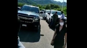 Manifestación impide paso de camioneta de AMLO en Durango