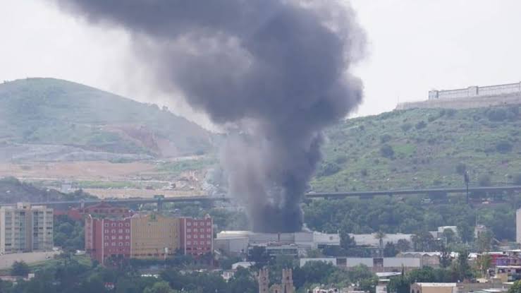 Incendio consume fábrica de muebles en Tlanepantla
