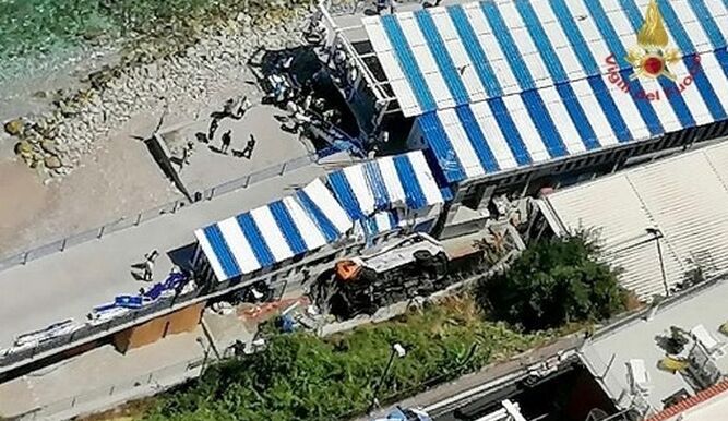 Camioneta de pasajeros cae de acantilado, hay un muerto y varios heridos