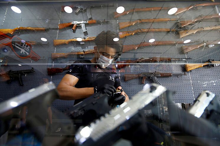 Menores de 21 años pueden comprar armas en Estados Unidos