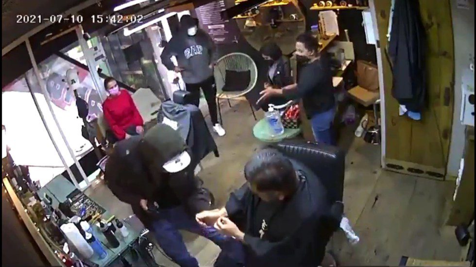 Asaltan barbería en Toluca a punta de pistola y encierran a víctimas #VIDEO