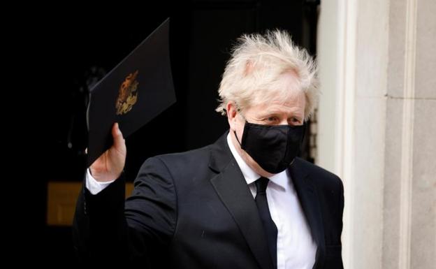En víspera del levantamiento de restricciones por covid-19 en Inglaterra, primer ministro Boris Johnson es sometido a aislamiento