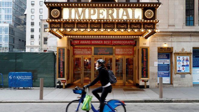 Salas de Broadway exigirán vacunas y mascarillas