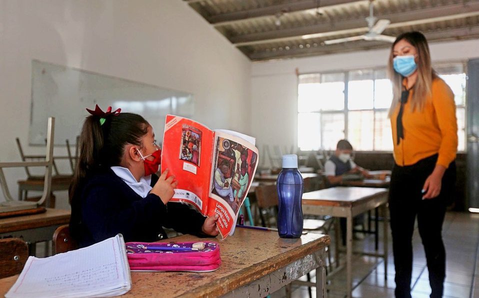Nada impide regreso presencial a clases en agosto: AMLO