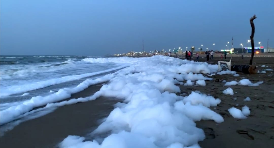Tras hallazgo de espuma marina desconocida, cierran playas de Coatzacoalcos