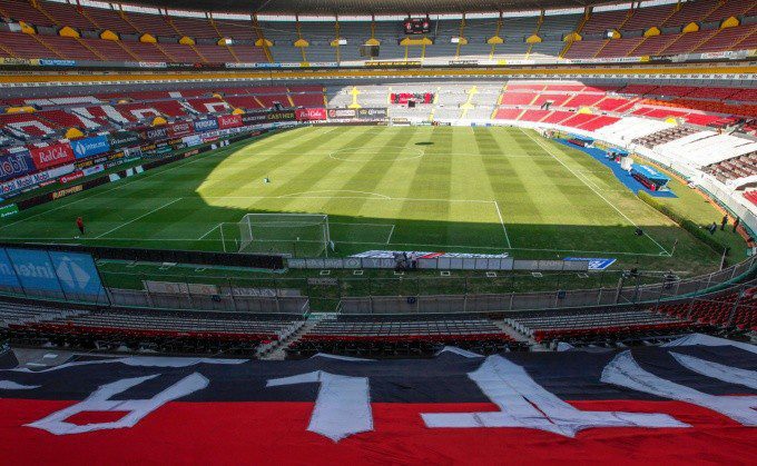 Reducen aforo de estadios a 33% en Jalisco