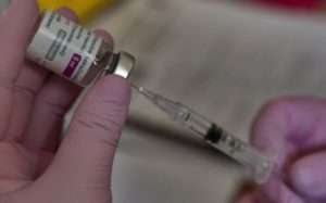 Cofepris libera casi 2 millones de vacunas anticovid de AstraZeneca envasadas en México