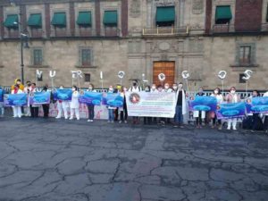 Protestan nutriólogos en Palacio Nacional para pedir renivelación salarial
