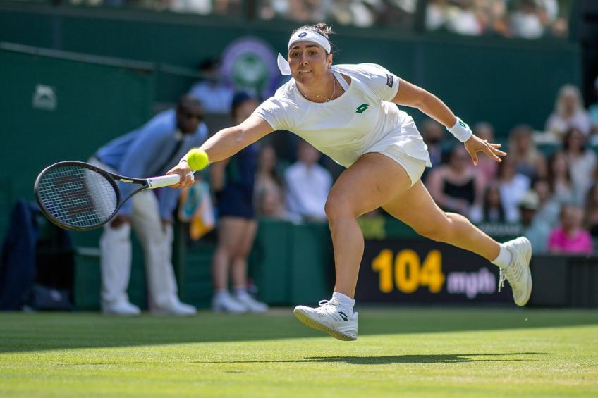 Tenista vende su raqueta para apoyar lucha contra covid-19