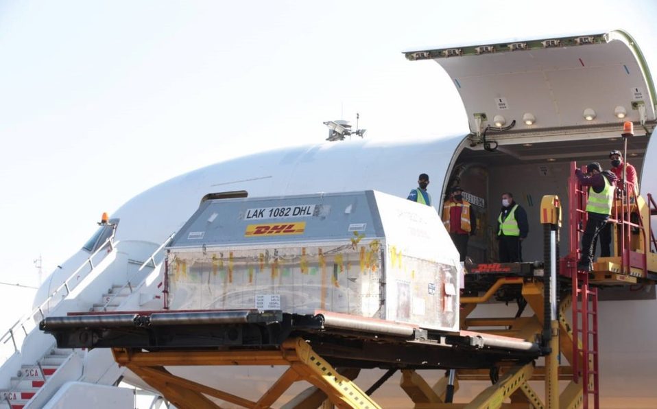 Arriban a México 446 mil dosis de vacuna contra covid-19 de Pfizer