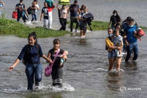 Policías rescatan a 30 migrantes de morir ahogados en Río Bravo