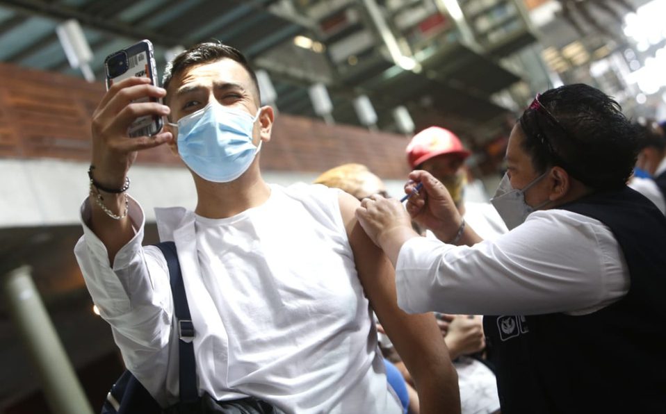 Desde Jeans a ‘El baile del gorila’ millennials arman playlist para recibir vacuna covid-19