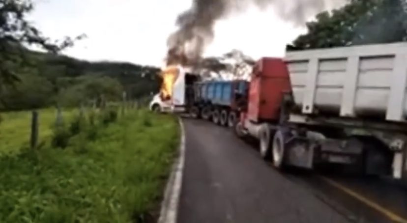 Regresa quema de vehículos en Michoacán #VIDEO