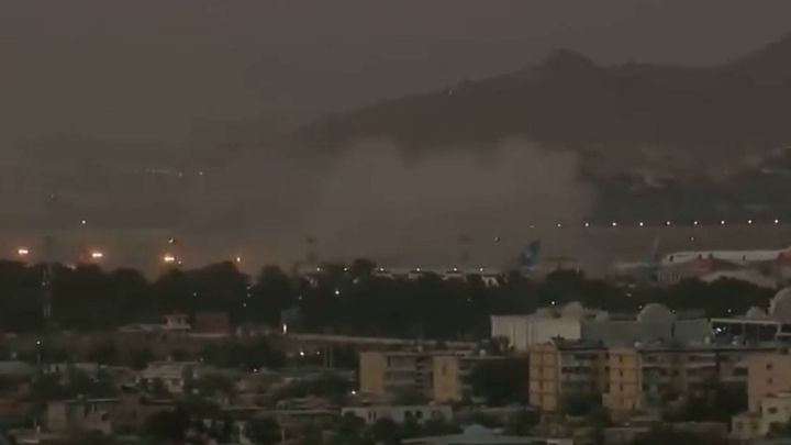 Más de 60 muertos tras atentado en aeropuerto de Kabul