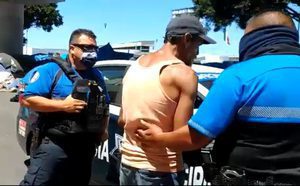 Detienen a migrante que golpeó a reportera en Chaparral, Tijuana