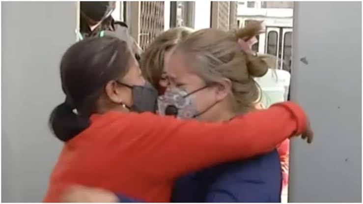 Mujer es liberada luego de 10 años sin ser sentenciada