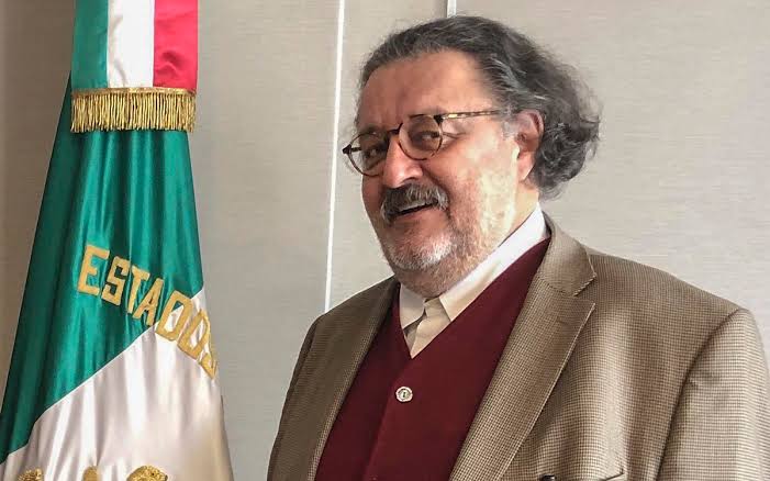 SRE cesa al escritor Jorge F. Hernández luego de criticar a Marx Arriaga