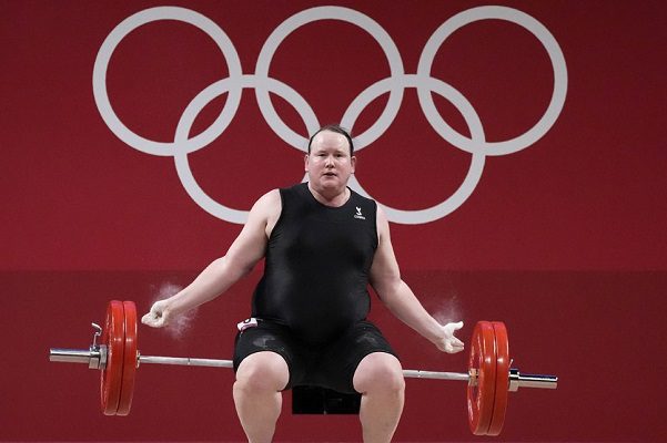 La pesista transgénero Laurel Hubbard queda fuera en primera ronda