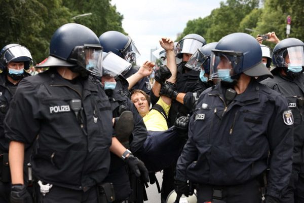Casi 600 detenidos en protestas contra restricciones por Covid-19 en Alemania