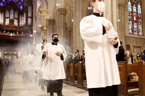 Obispo de NY admite que encubrió cientos de abusos sexuales de sacerdotes