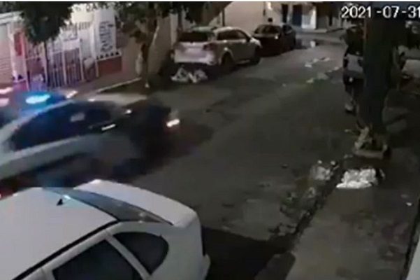 Policías ignoran choque de motociclistas, en Iztapalapa #VIDEO