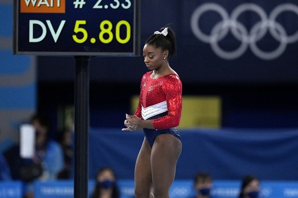 Simone Biles también se retira de la final de piso en gimnasia