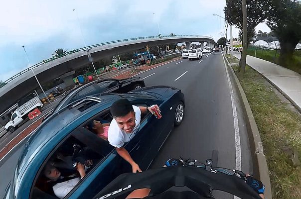 Copiloto de automóvil intenta derribar a ciclista, en Xochimilco #VIDEO