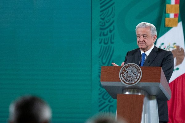 AMLO anuncia que publicará su libro a finales de agosto