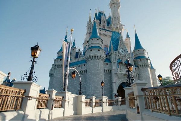 Detienen a tres empleados de Disney World por delitos sexuales