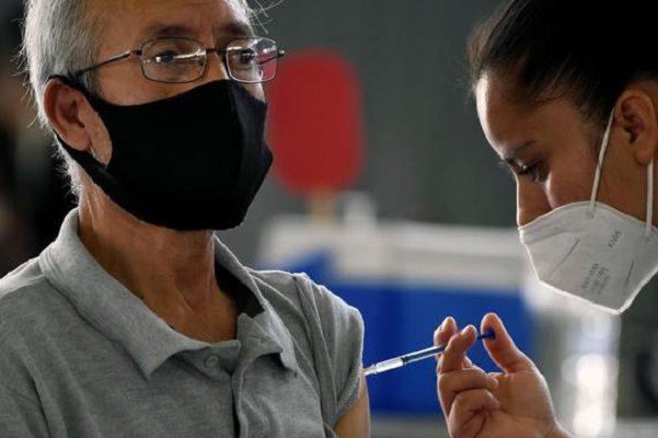 EE.UU. logra vacunar a la mitad de su población con esquema completo