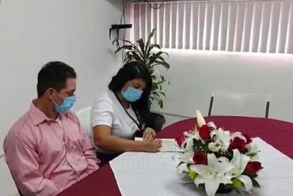 Venezolana y cubano se casan en estación migratoria de Acayucan, Veracruz