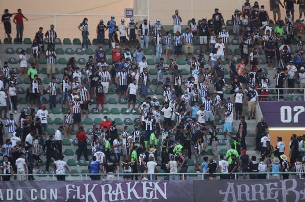 Detienen a 70 aficionados de Rayados tras trifulca con la policía en el 'Kraken'