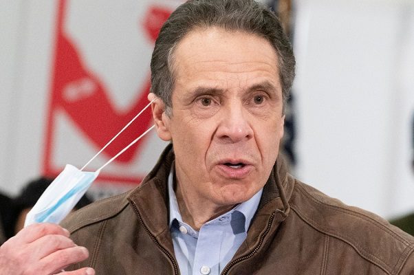 Exasistente presenta denuncia penal contra gobernador de NY por abuso sexual