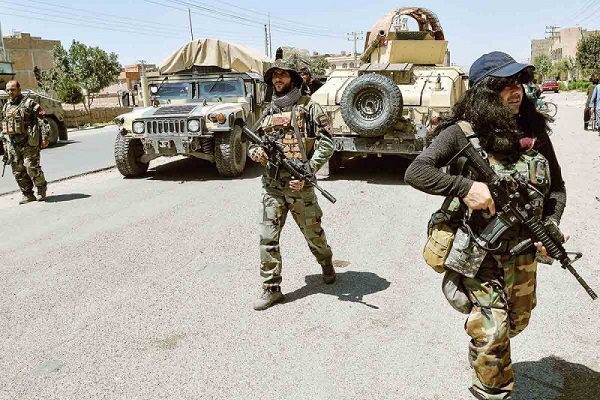 Talibanes toman una ciudad entera en Afganistán