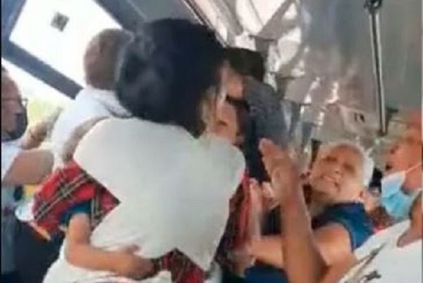 Mujer con bebé en brazos y abuelita protagonizan pelea en transporte público #VIDEO