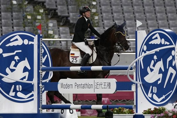 Expulsan a entrenadora del equipo alemán de pentatlón por golpear a caballo