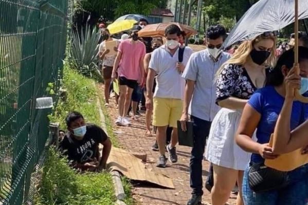 Joven madruga para vacunase, pero se queda dormido y le quitan el lugar